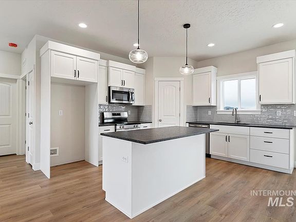 2nd image of 907 Sierra St