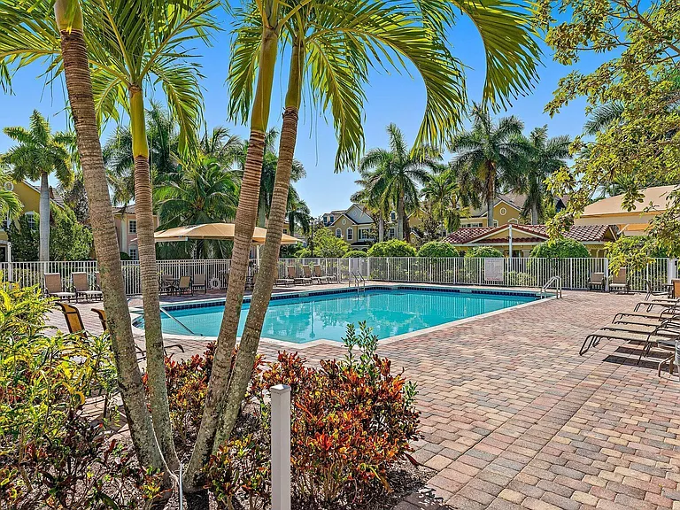 150 Lismore Ln — Photo 3