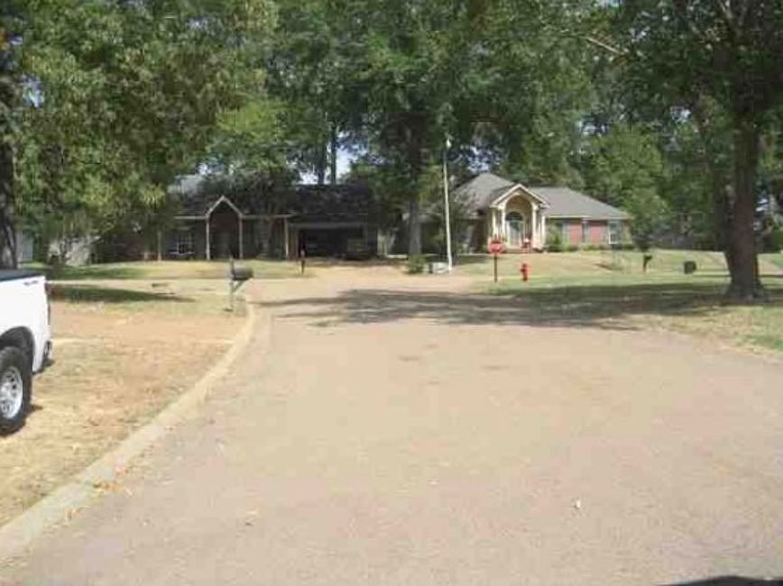 Exterior Neighborhood (street photo)