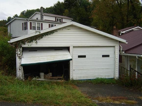 2nd image of 4410 Robinette Hill Rd
