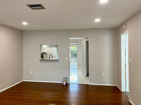3rd image of 859 Oxford Ct #859