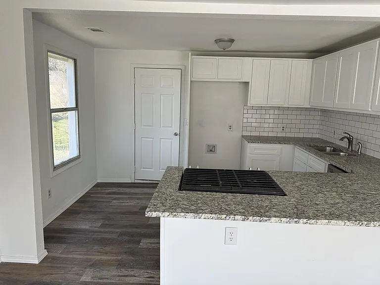 516 E George St — Photo 13