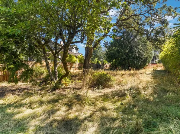 933 Woodhall Dr, Saanich, BC V8X 3L8