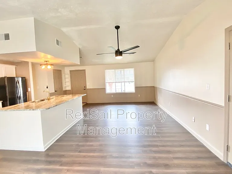 725 Chatsworth Dr — Photo 6