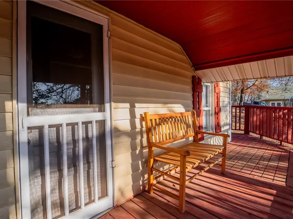 1094 W Main St, Huntsville, AR 72740