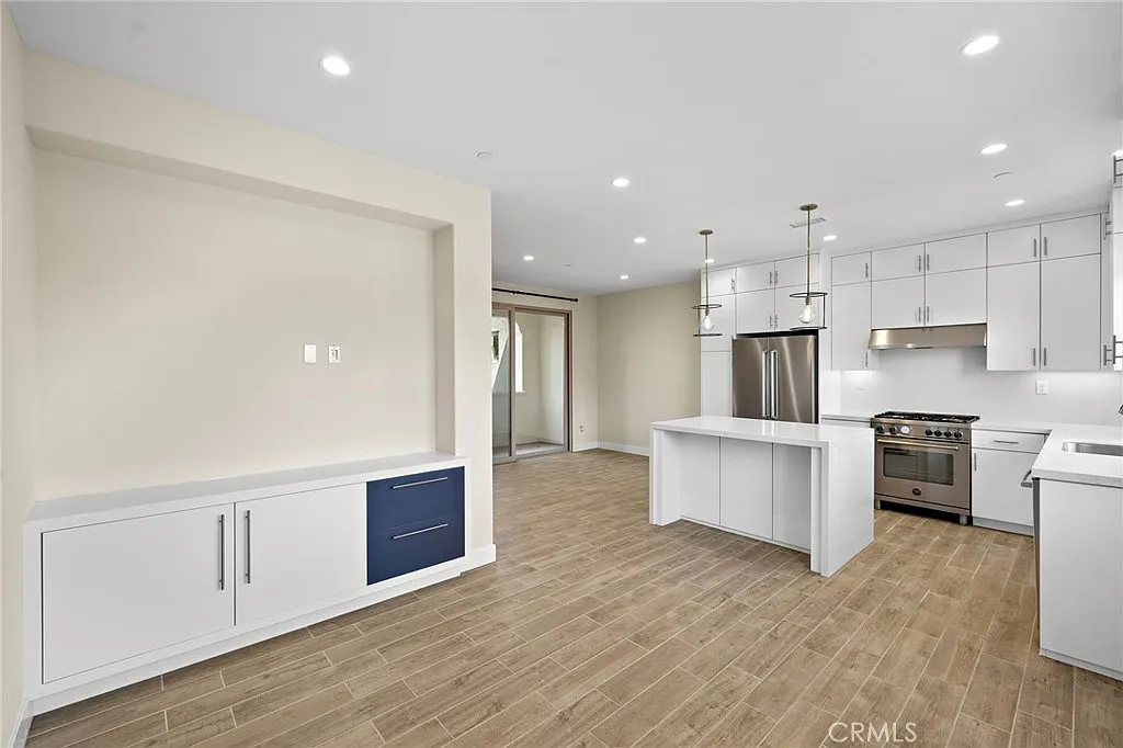3 bed, 3.5 bath, 1500 sqft, $4,700 — Photo 2