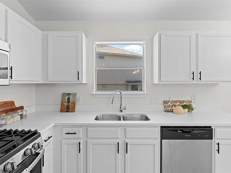 406 Covent Dr — Photo 7