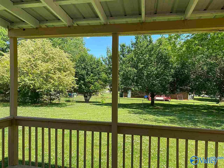512 Clift Dr — Photo 2