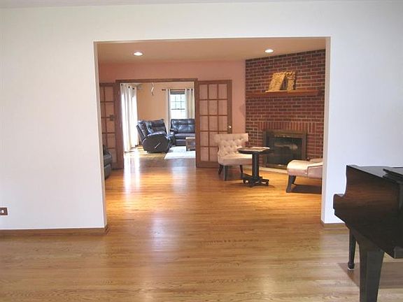 3rd image of 1420 Heather Ln
