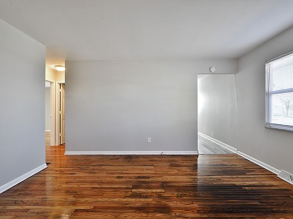 3rd image of 803-805 E Como Ave