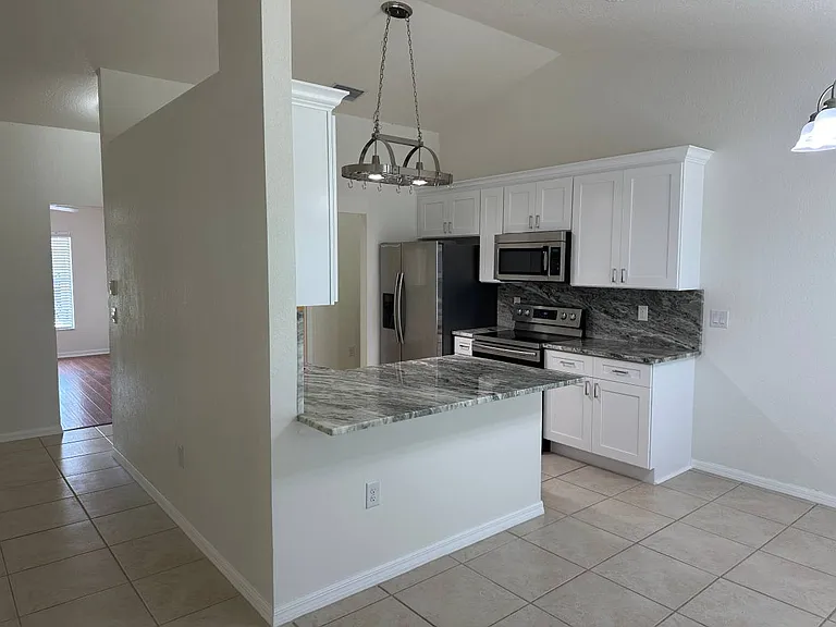 1603 NE 34th Ln — Photo 5