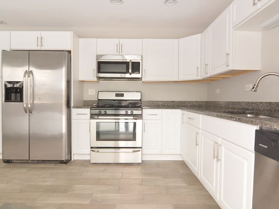 3rd image of 218 Lincolnshire Ln