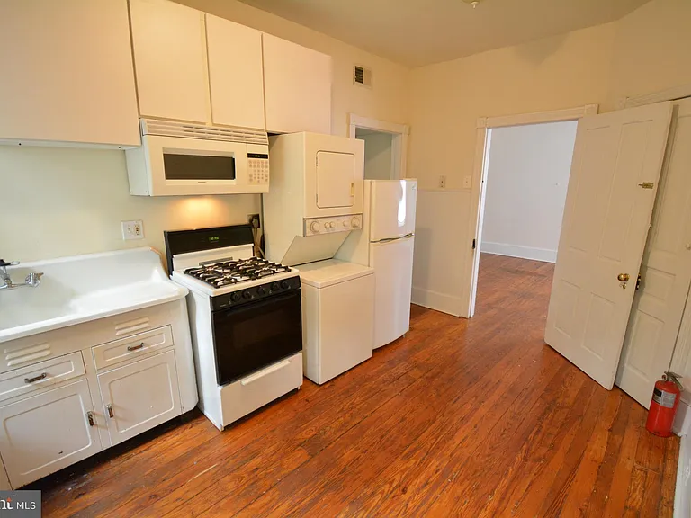 444 W Queen Ln #2 — Photo 8