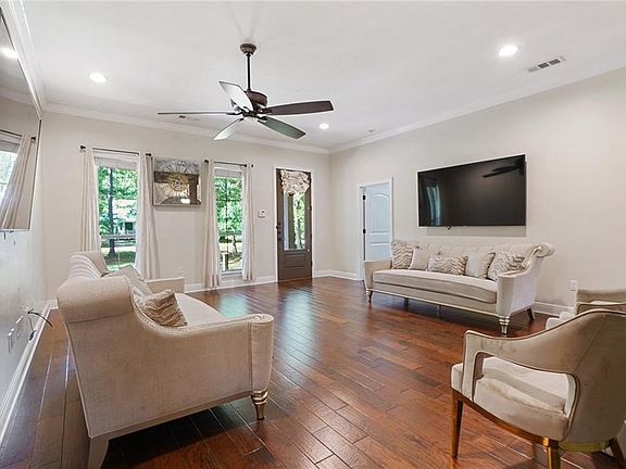 5th image of 303 Lexington Dr