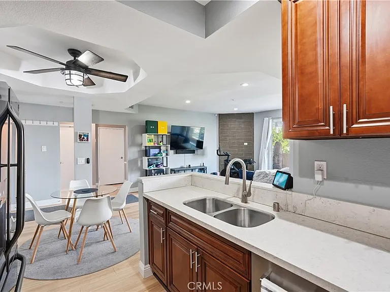 640 W 4th St — Photo 16