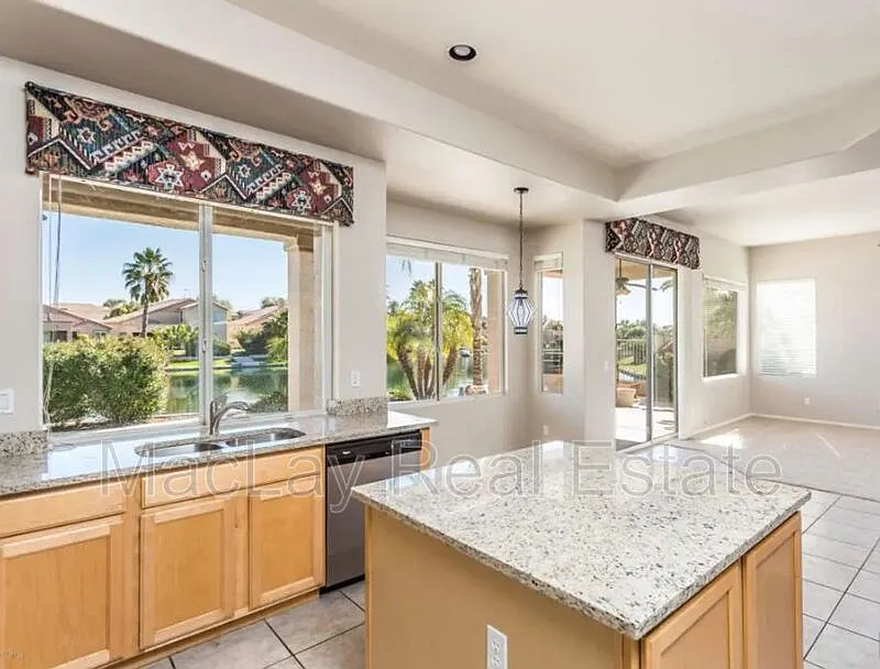 4 bed, 2.5 bath, 3000 sqft, $3,400 — Photo 2