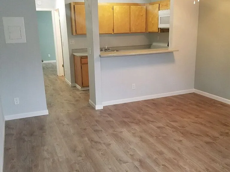 Pioneer Apartments — Photo 5