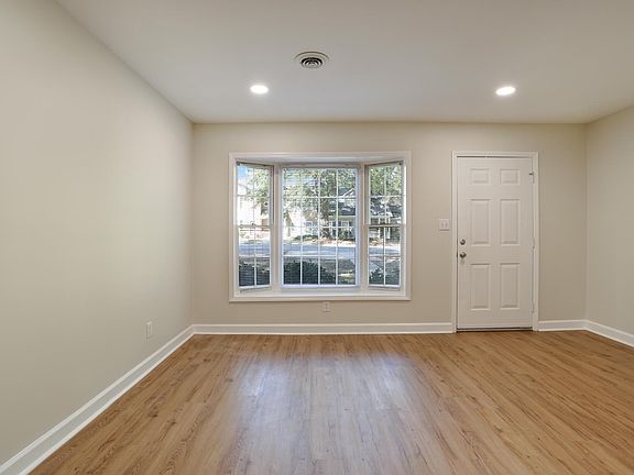 4th image of 205 Woodburn Club Ln