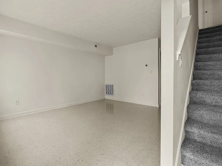 10439 Hillpark Dr — Photo 17