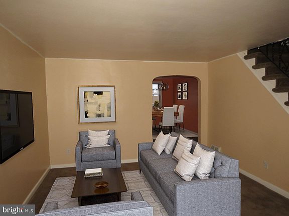 4th image of 810 Surrey Ln