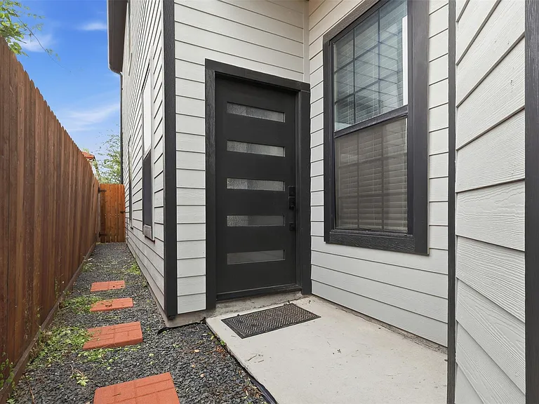 6734 Avenue P — Photo 4