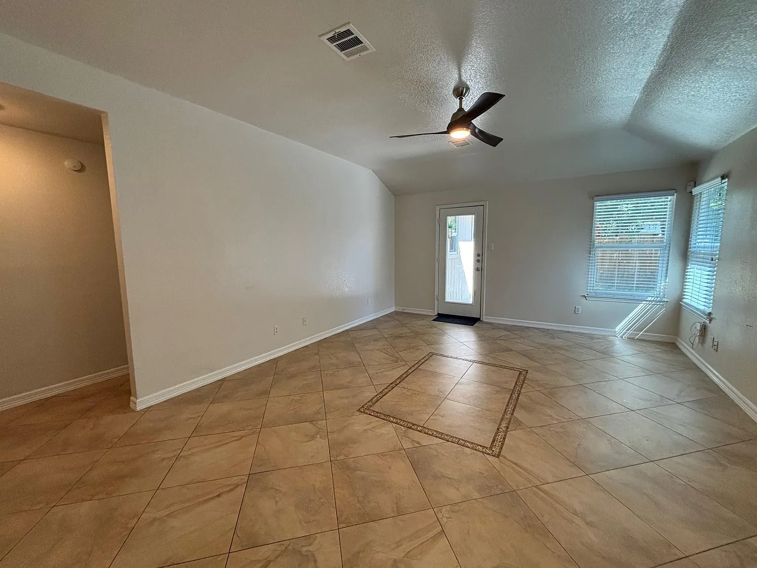 3 bed, 2.0 bath, 1285 sqft, $1,950 — Photo 3