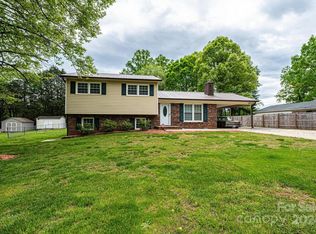 1661 Tanglewood Dr, Hickory, NC 28601