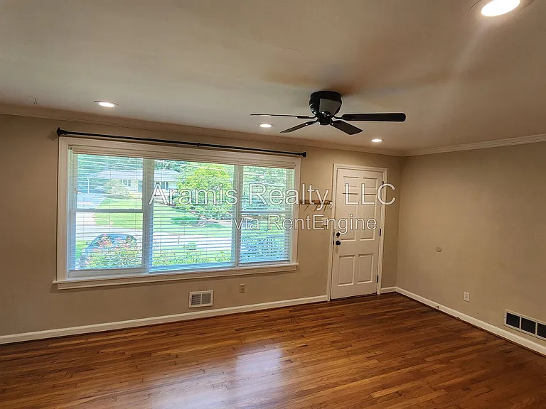 1032 Homewood Ct — Photo 3