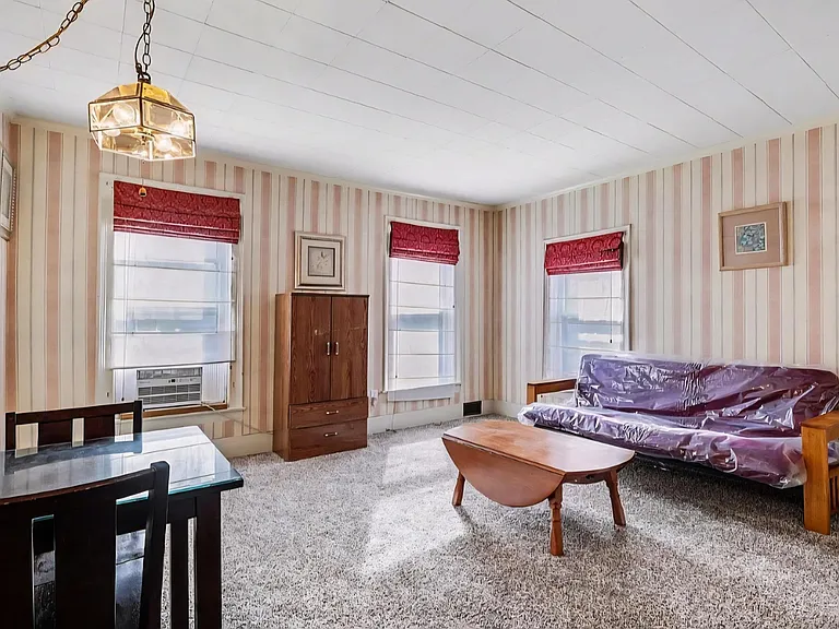 Studio, living/dining/sleeping area