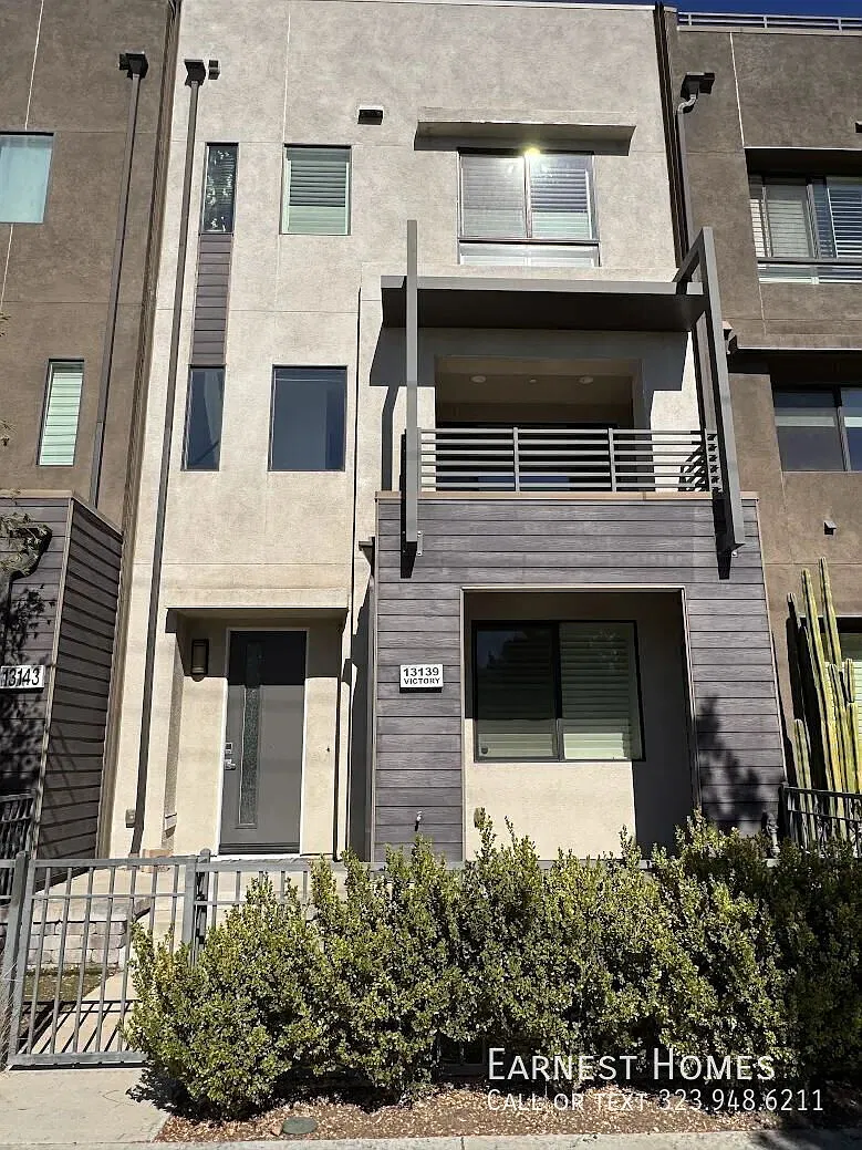 Modern 3-Bedroom Valley Glen Home with Rooftop Deck, Balcony & Laundry Room — Photo 1