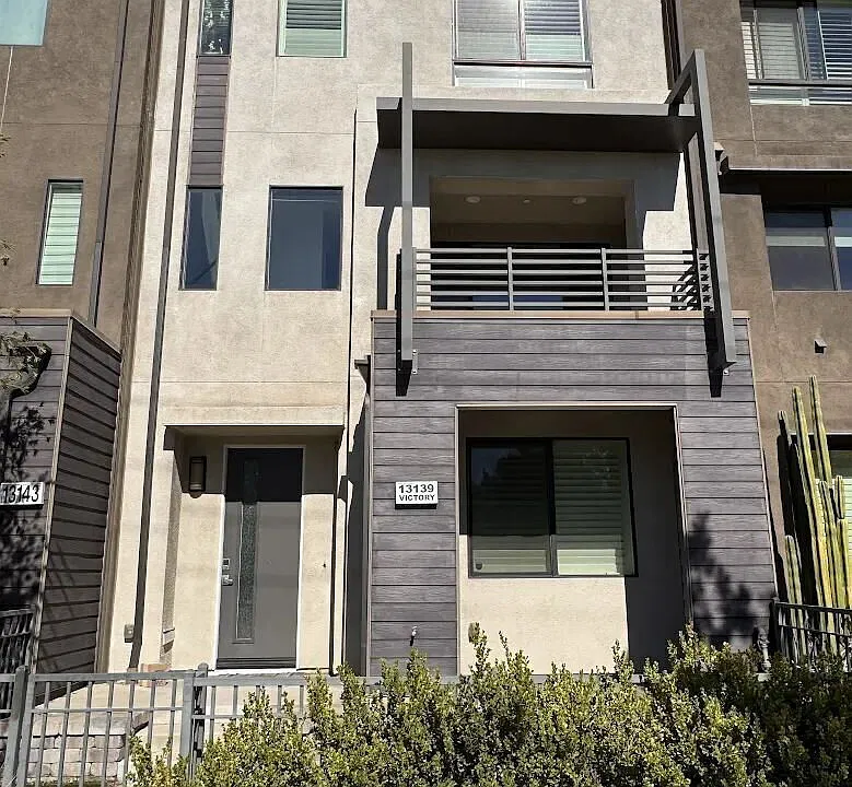 13139 Victory Blvd