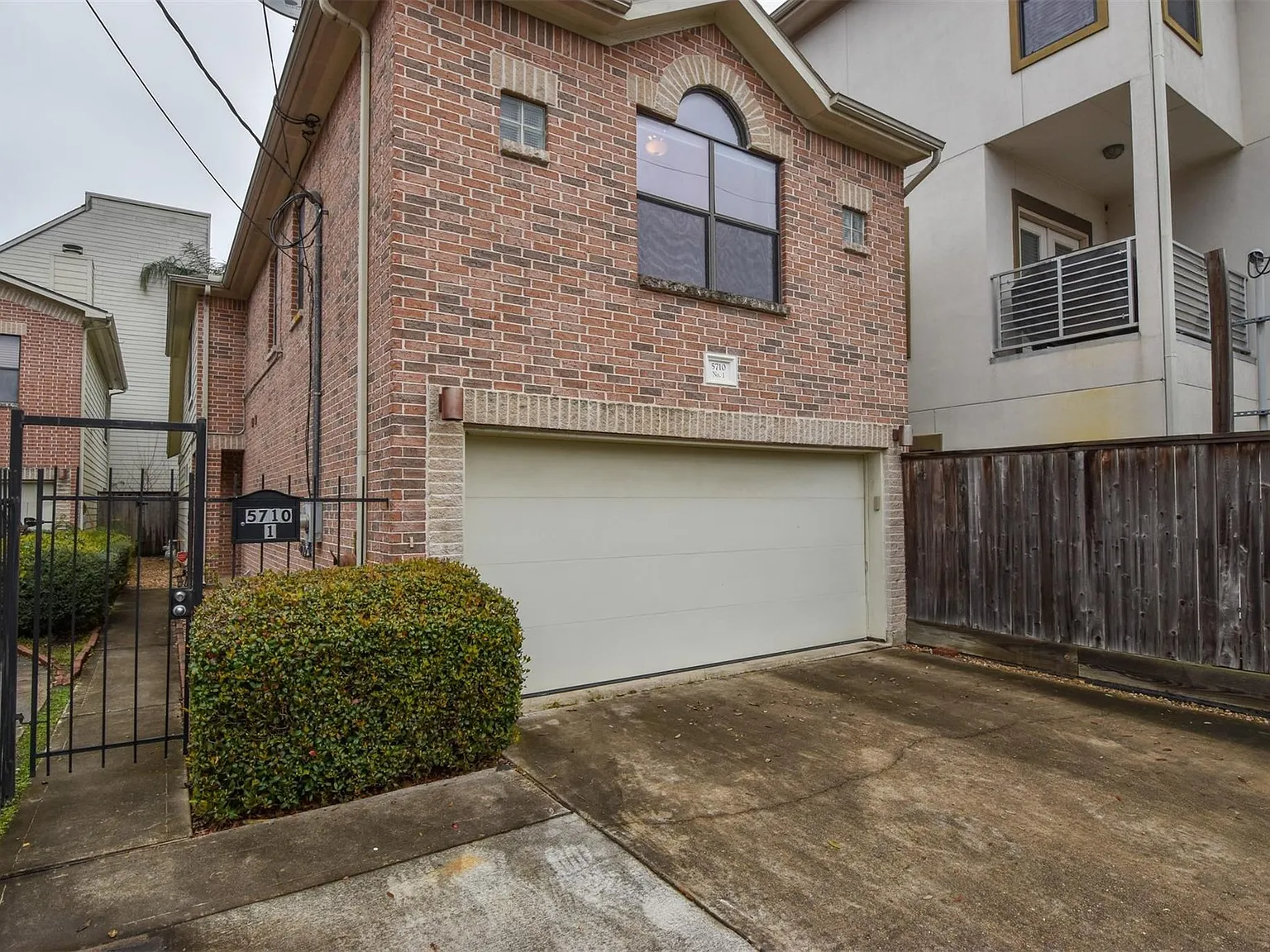 3 bed, 2.5 bath, 2089 sqft, $3,000 — Photo 2