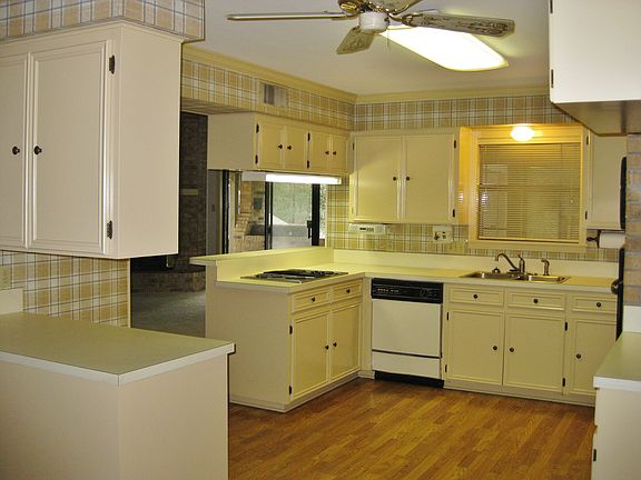 3rd image of 1100 Crestview Dr
