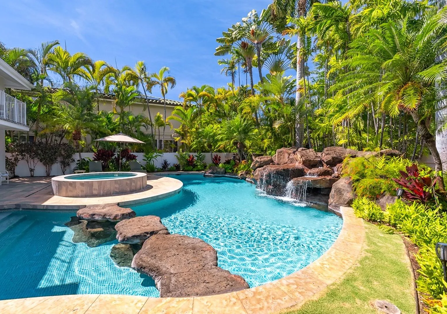 Kahala Oasis: Expansive 6BR Luxury Estate w/ Pool, Spa & Minutes to Beach — Photo 4
