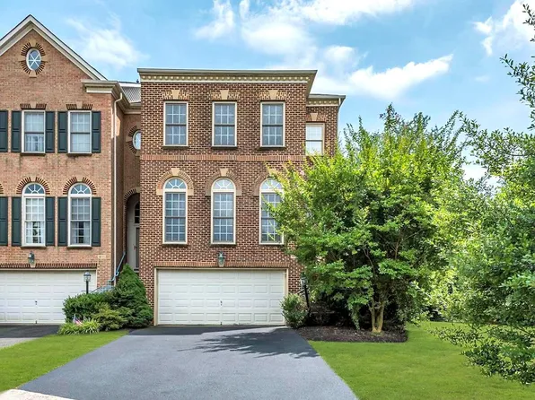 12413 Dorforth Dr, Fairfax, VA 22033