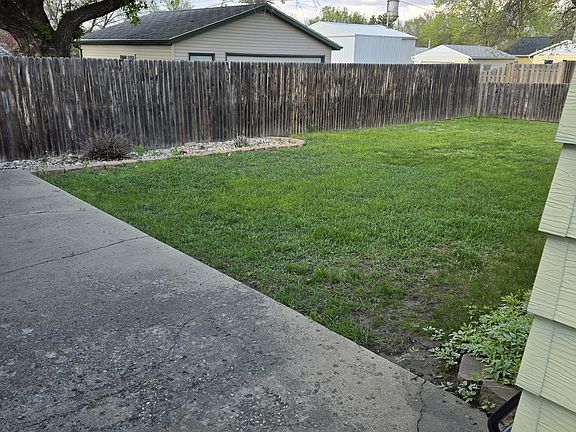 4th image of 1121 1st St SE