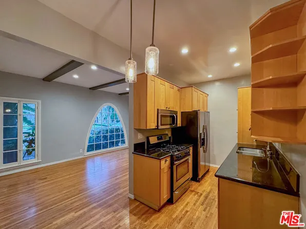 340 N Oakhurst Dr APT 102, Beverly Hills, CA 90210