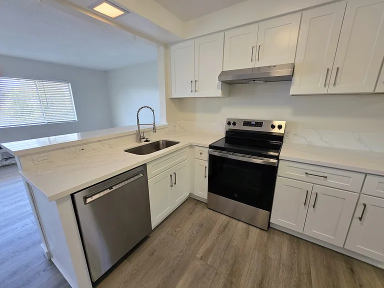 10714 La Reina Ave #4 — Photo 9