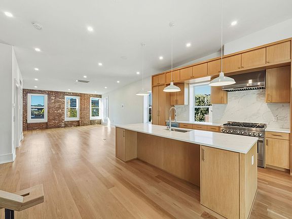 4th image of 647 Jersey Ave #Penthouse