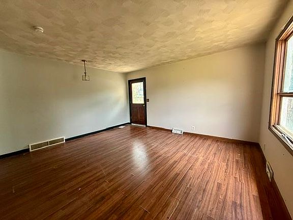 5th image of 613 W 12th St