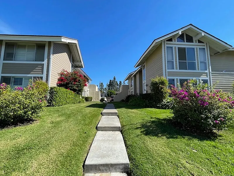 2 bed, 2.0 bath, 862 sqft, $1,990 — Photo 1
