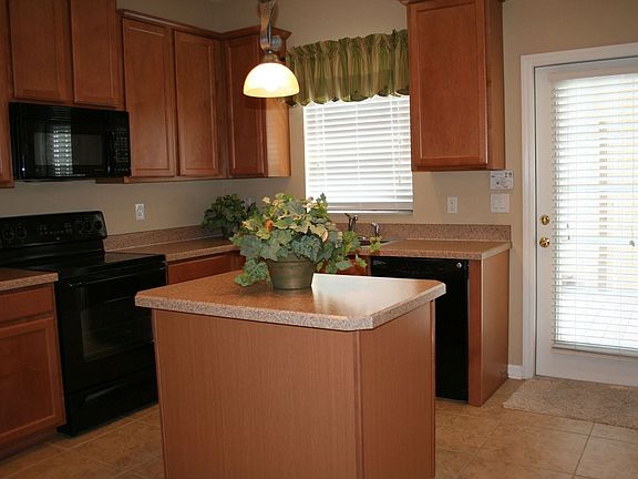 Kitchen w/island