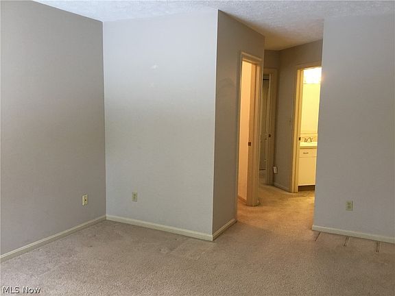 5th image of 339 Village Pointe Dr APT B