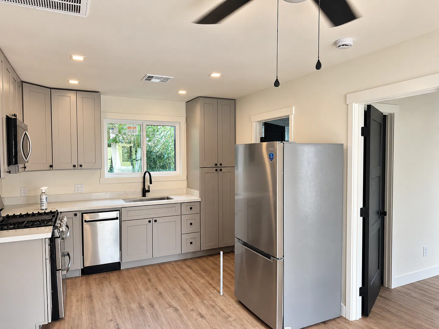 1324 E Hall St — Photo 3