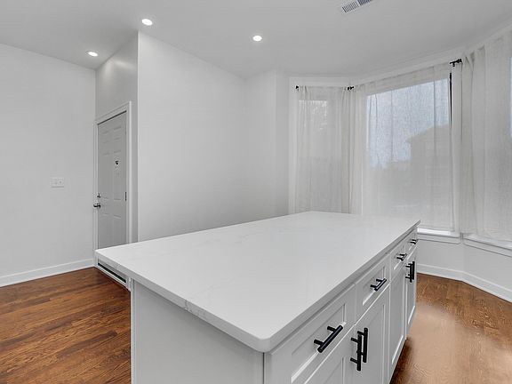 4th image of 2417 W Polk St #1