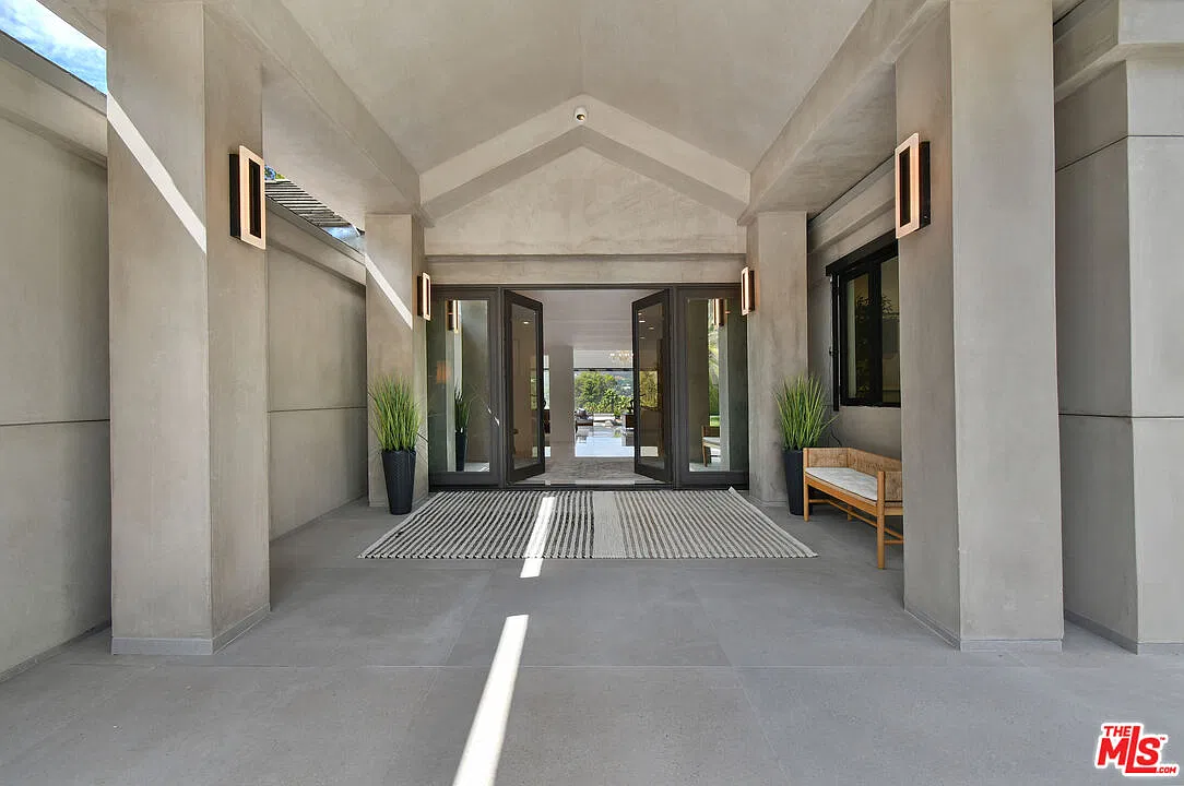 4 bed, 4.5 bath, 4885 sqft, $22,000 — Photo 4