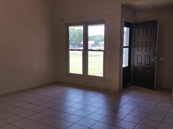 3rd image of 8819 Meadow Trace St