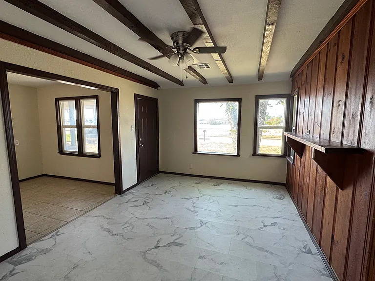 607 W Poplar St — Photo 3