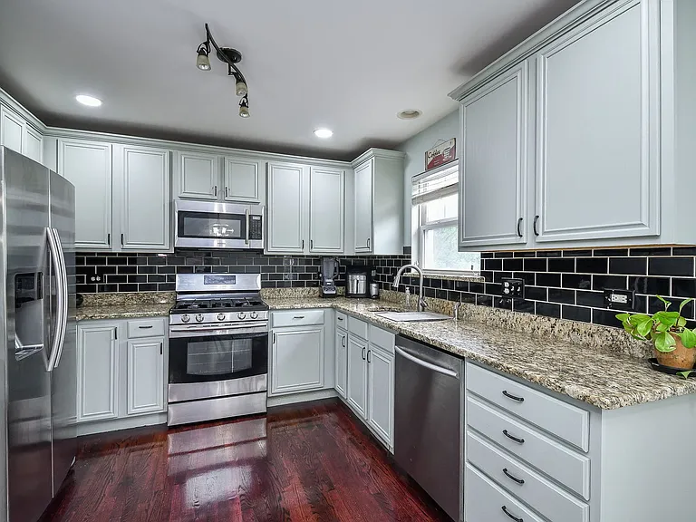 3169 Saganashkee Ln — Photo 6