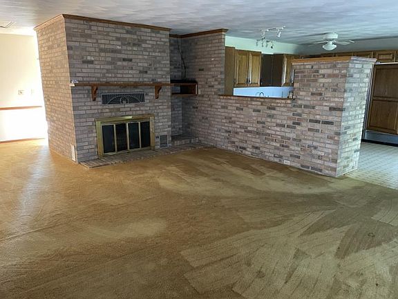 3rd image of 877 Lakeview Dr